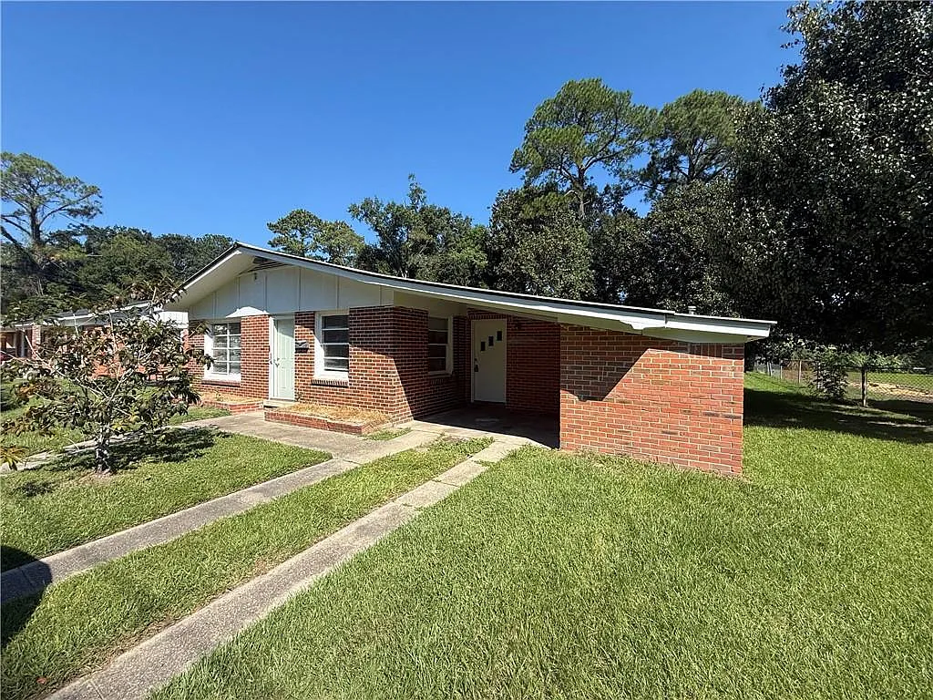 3 bed, 1.0 bath, 1490 sqft, $1,245 — Photo 3