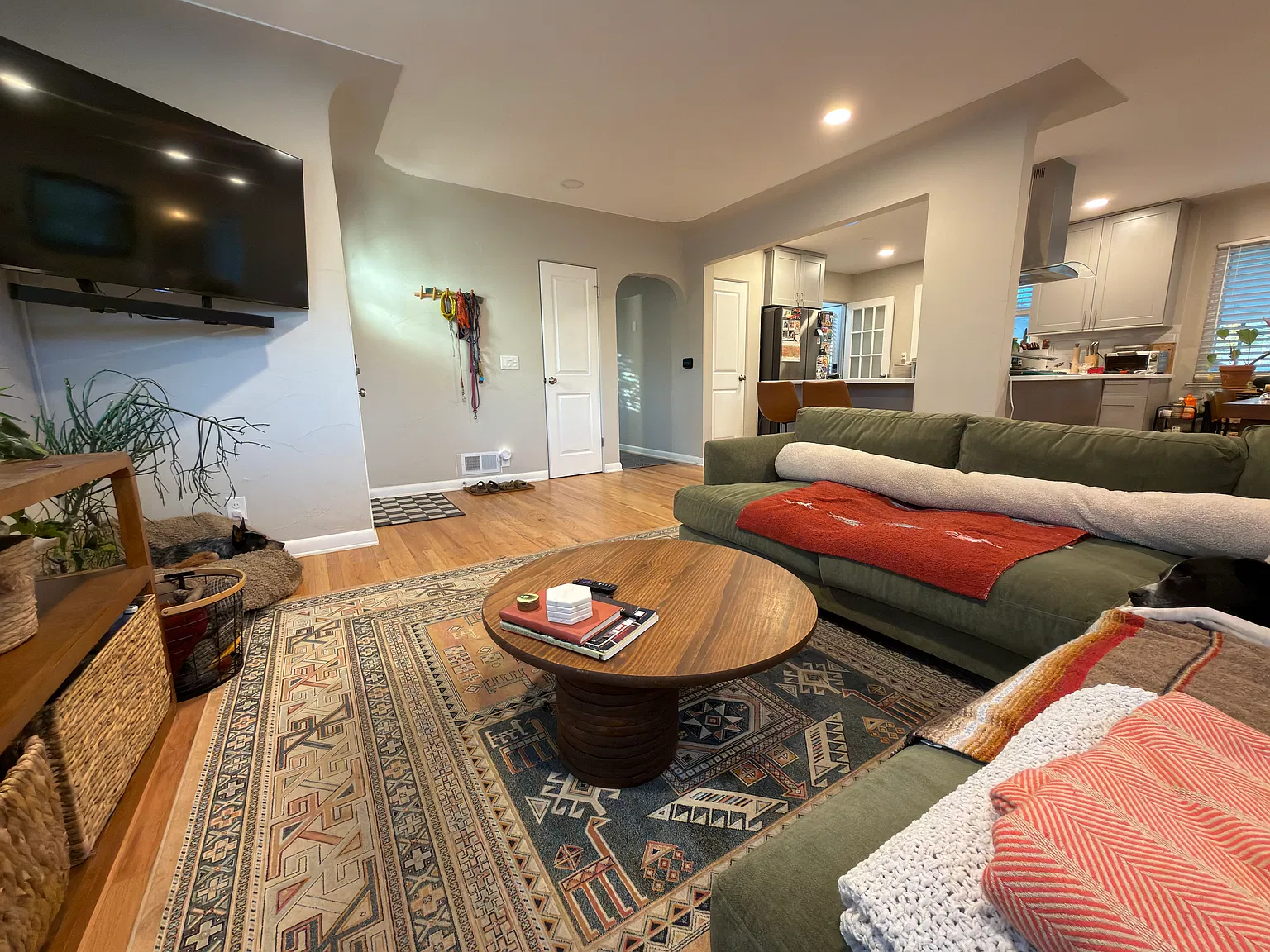 4 bed, 1992 sqft, $3,800 — Photo 4