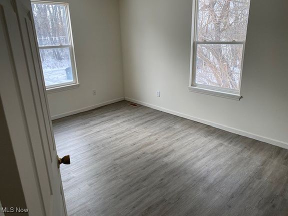 5th image of 515 Flamos Cir NE