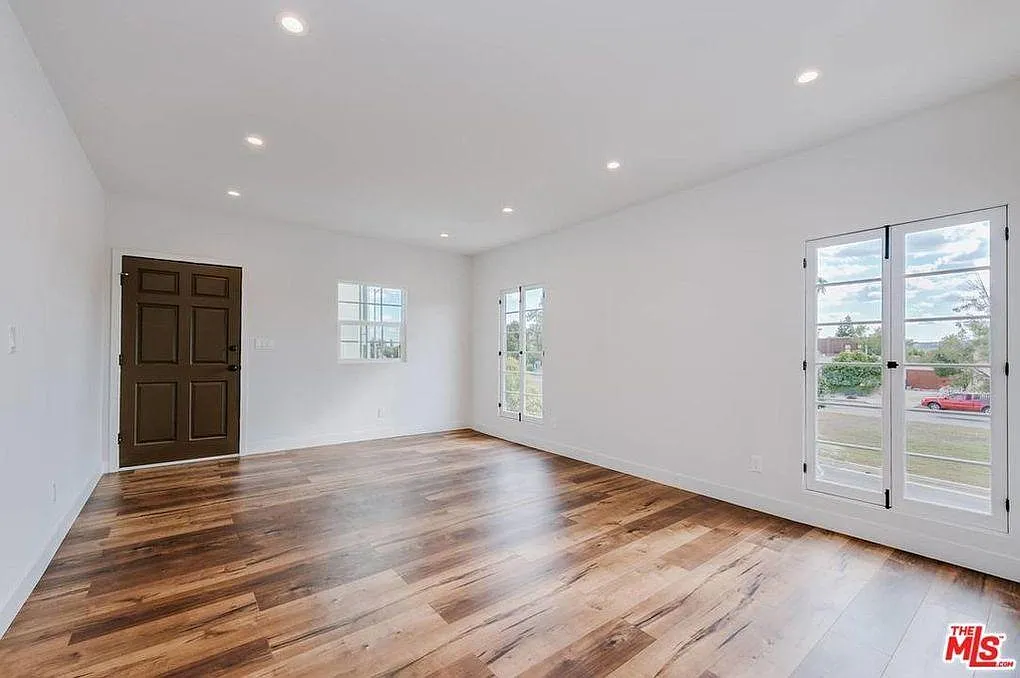 5261 San Vicente Blvd — Photo 1