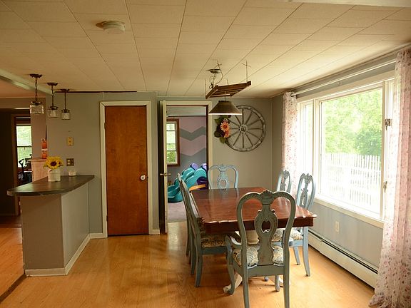 5th image of 374 York Ave