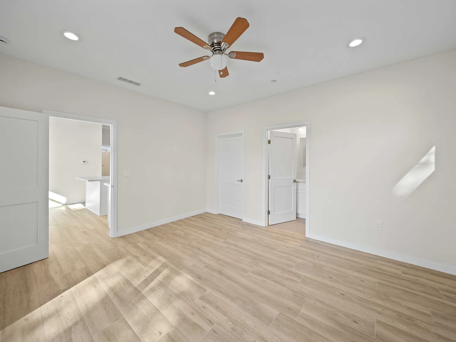 2 bed, 800 sqft, $2,700 — Photo 4