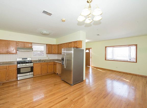 5th image of 6938 W Montrose Ave