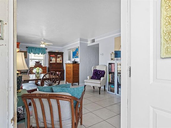 4th image of 3197 Normandy Dr