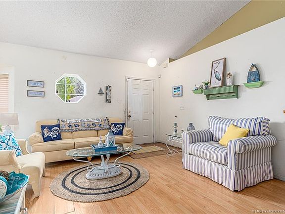 5th image of 685 SE Thornhill Dr