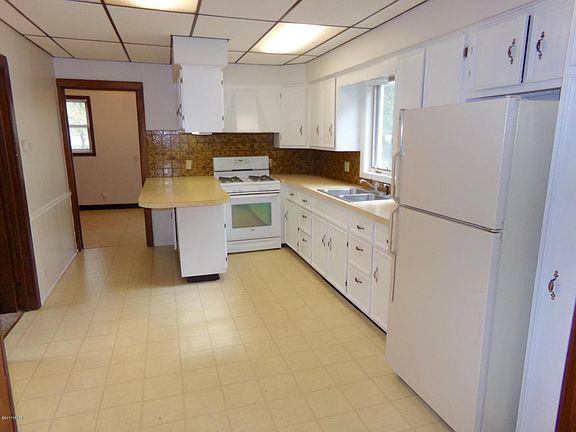 2nd image of 656 Garfield Ave NW