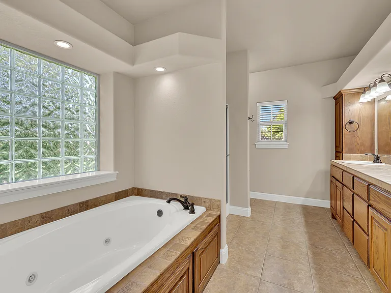 605 NW 17th Ct — Photo 13