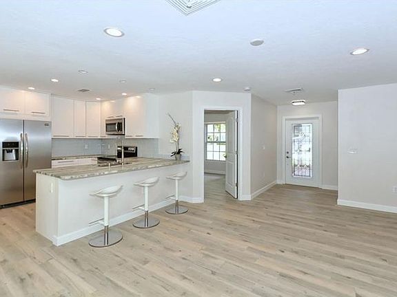 4th image of 2485 Breakwater Cir