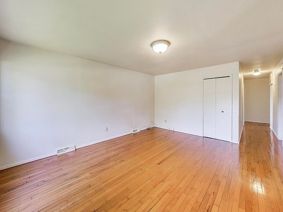 4th image of 394 Birchwood Dr