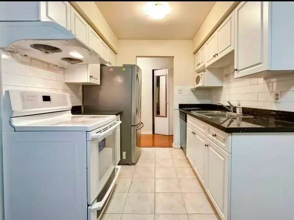 836 12th St #2F, New Westminster, BC V3M 4K3