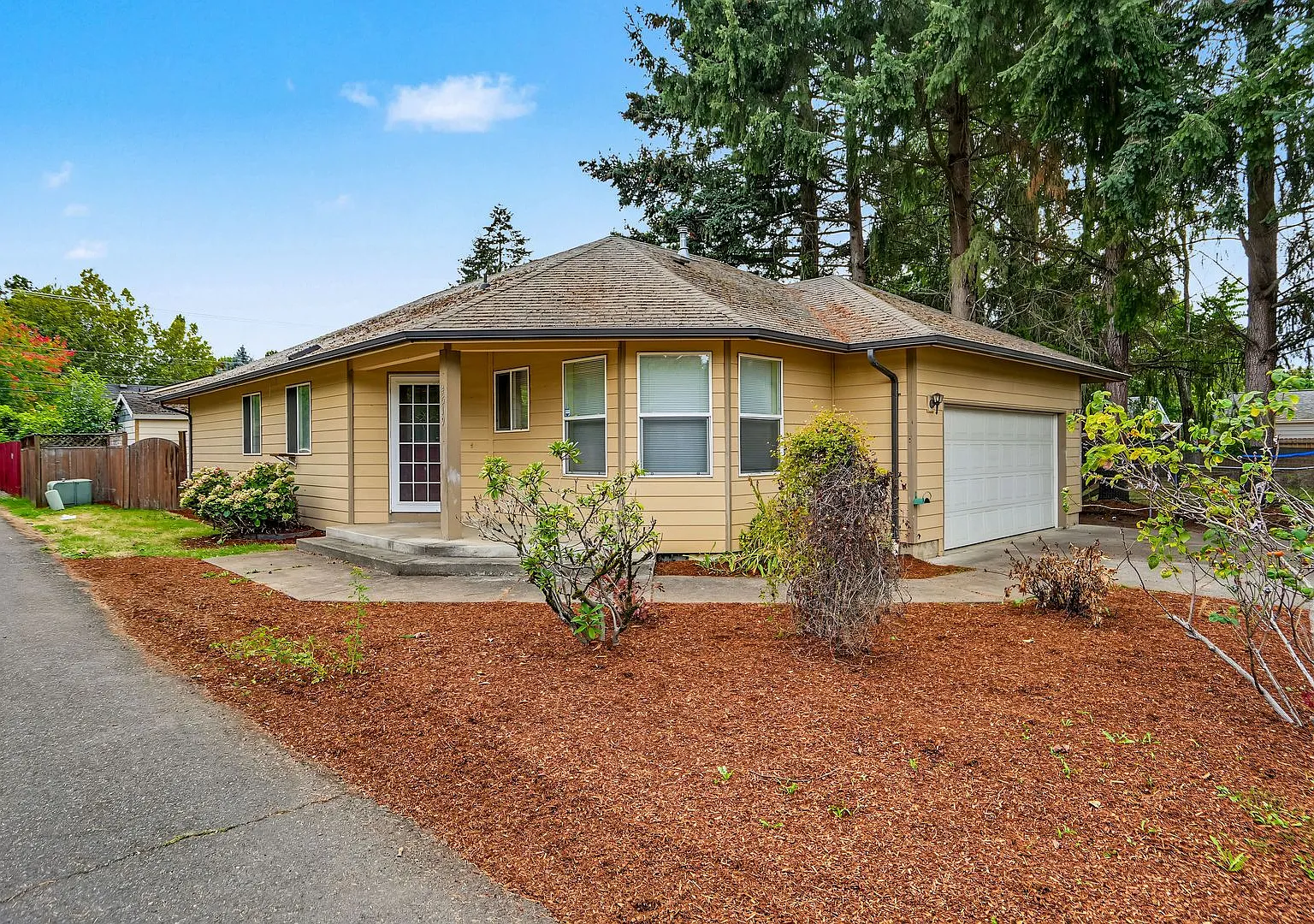 3-bed, 2-bath single-level home in Keizer, OR — Photo 1