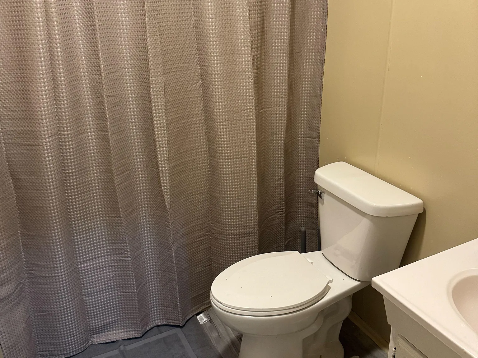 4 bed, 1.0 bath, 1000 sqft, $802 — Photo 2