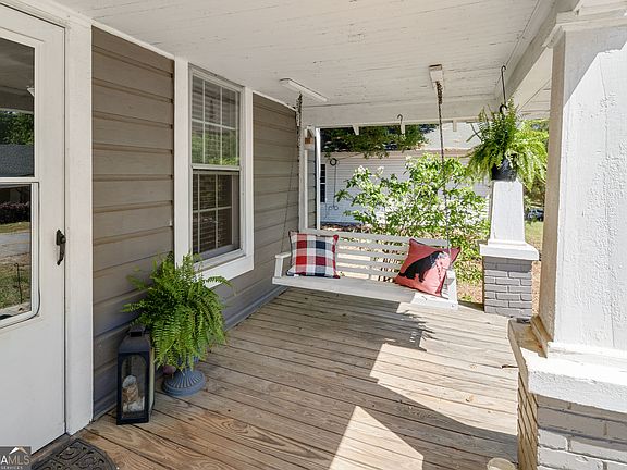 4th image of 565 Williford St