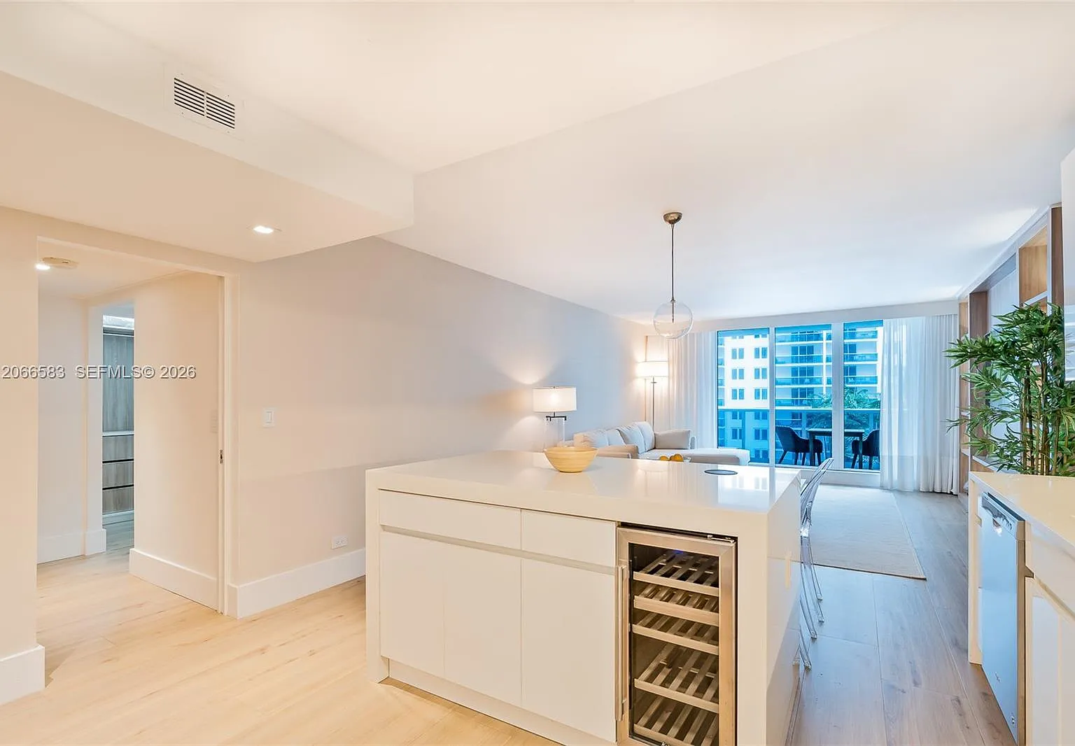 Roney Palace Condo — Photo 4