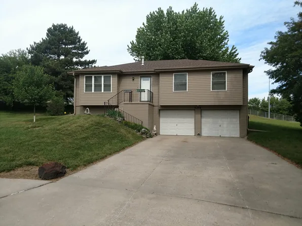 9238 R St, Omaha, NE 68127