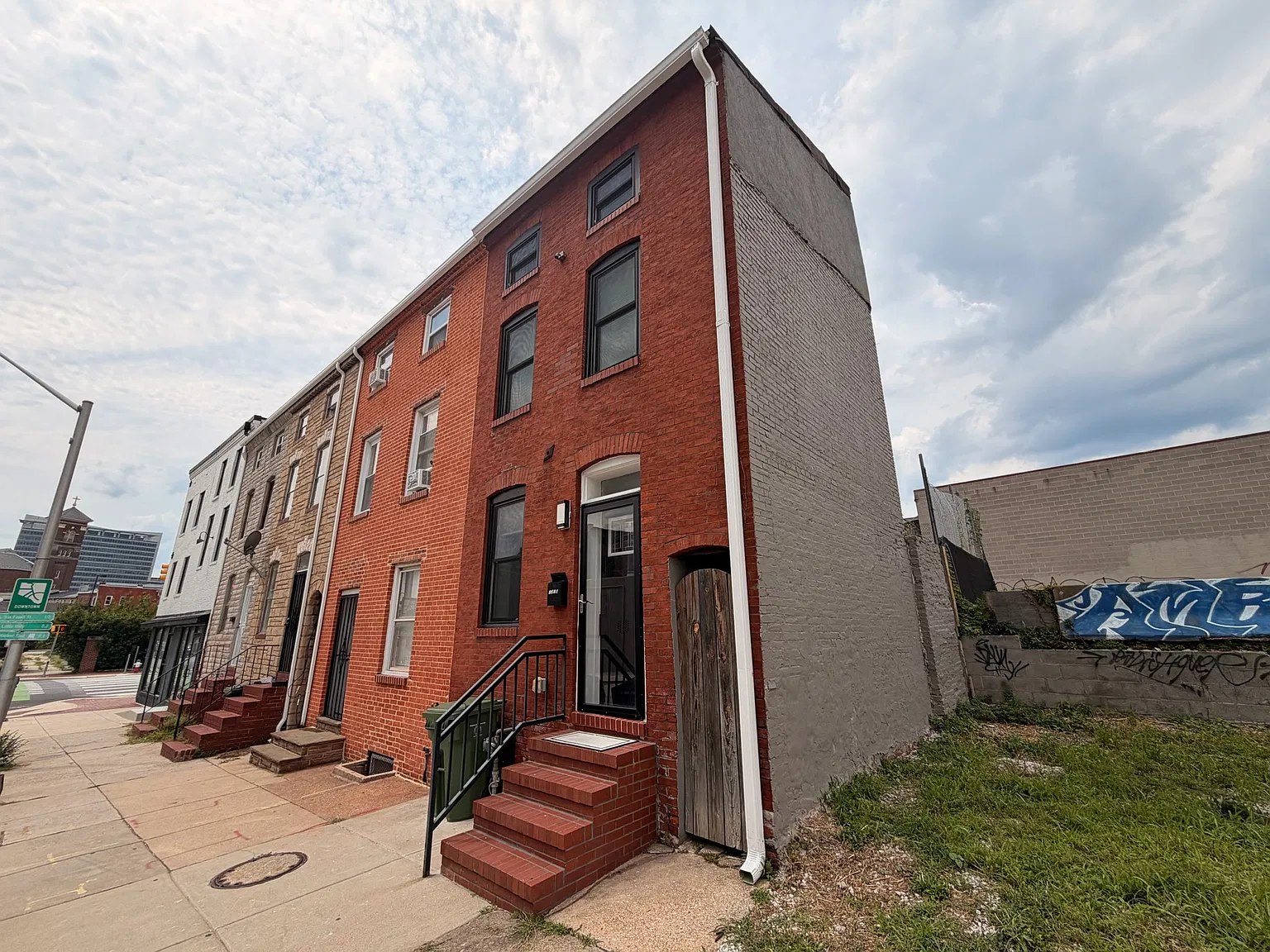 2 bed, 900 sqft, $2,400 — Photo 2