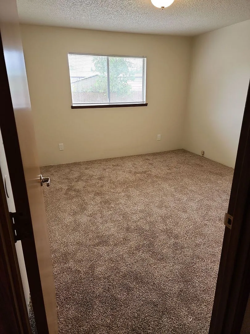 1 Bedroom 1 Bathroom at Hollywood Park Apartments — Photo 4