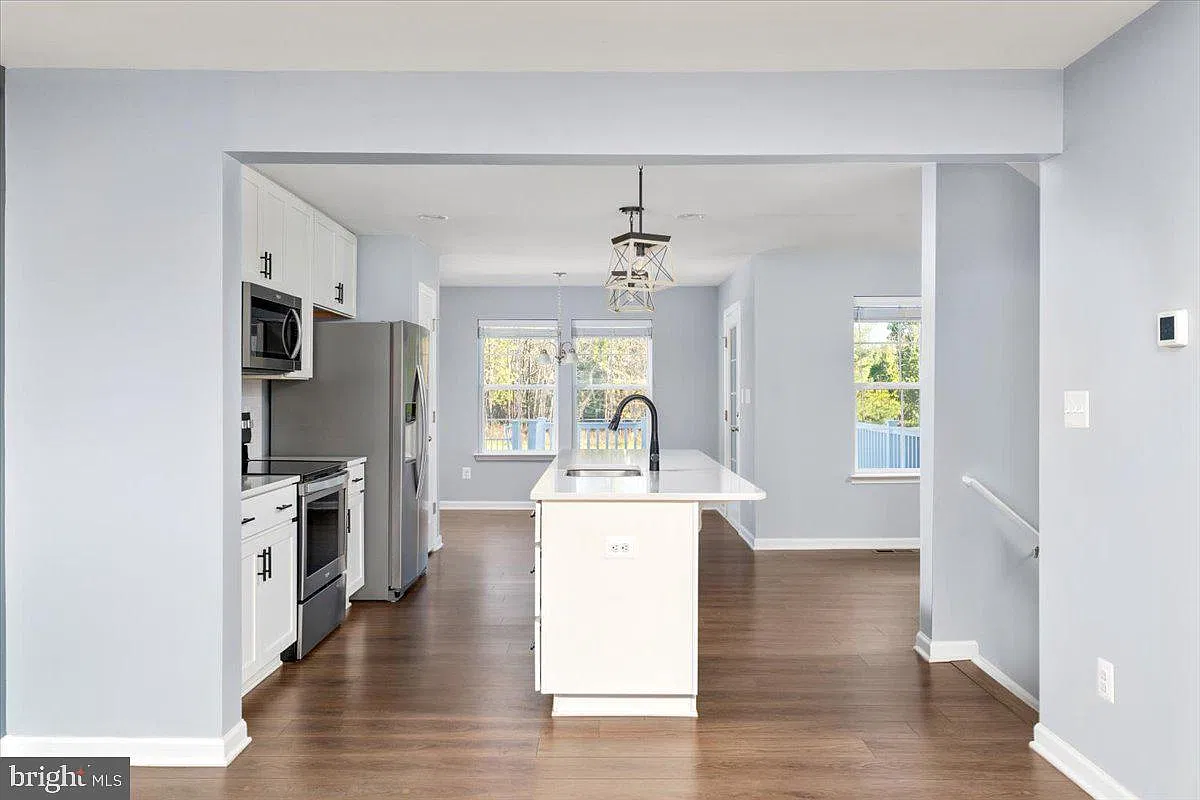 3 bed, 3.5 bath, 1934 sqft, $2,250 — Photo 3