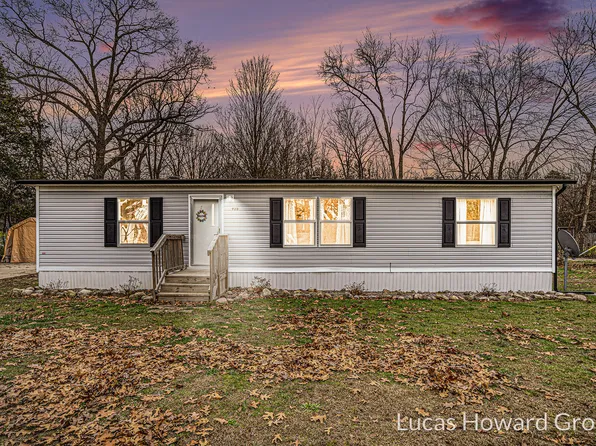 920 N Nursery St, Lawton, MI 49065