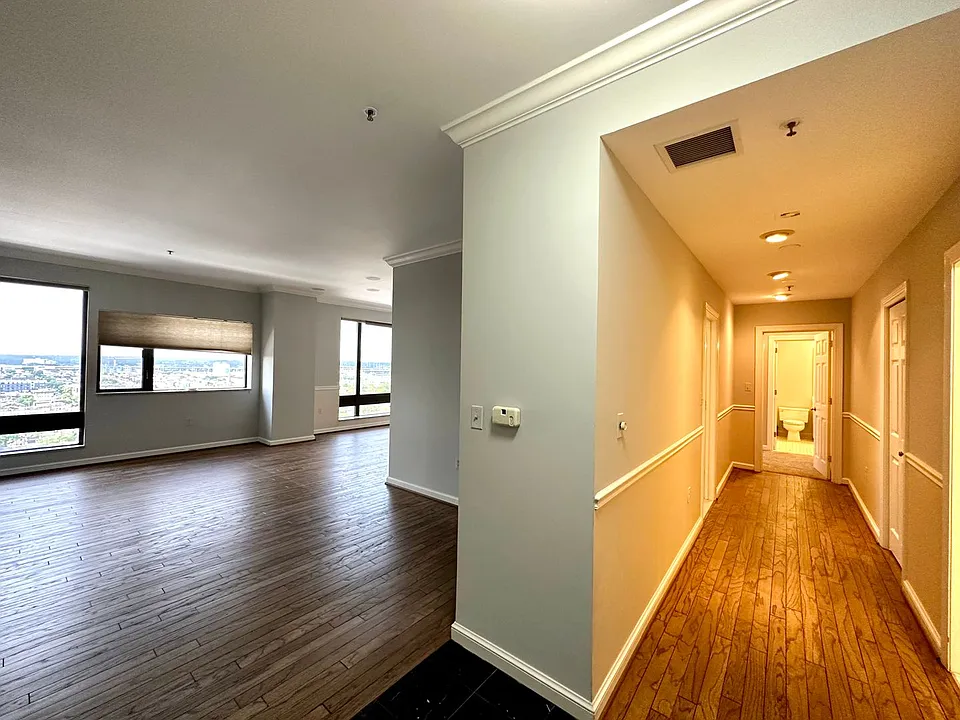 10 E Lee St #1503