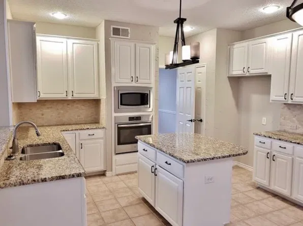 211 Moss Hill Rd, Irving, TX 75063