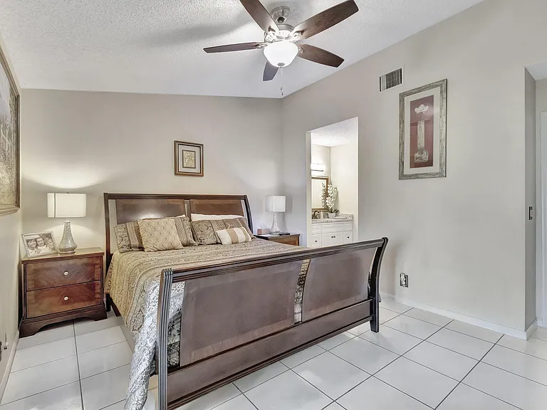 5531 Parkwalk Cir E — Photo 16