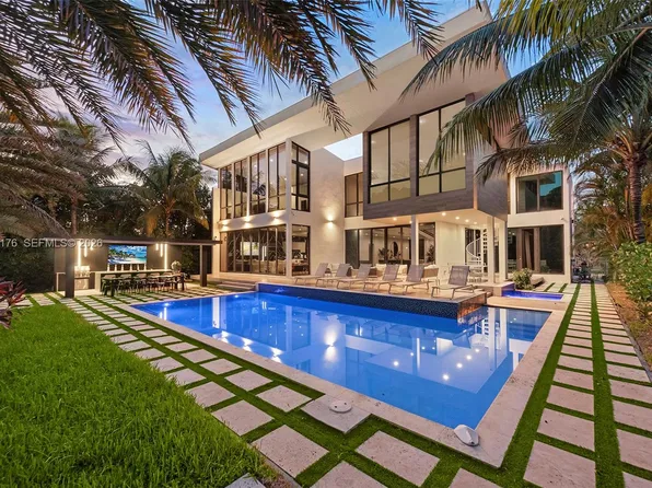 521 Holiday Dr, Hallandale, FL 33009