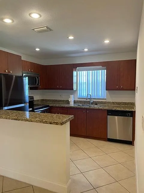 2 bed, 1.0 bath, 864 sqft, $2,075 — Photo 3