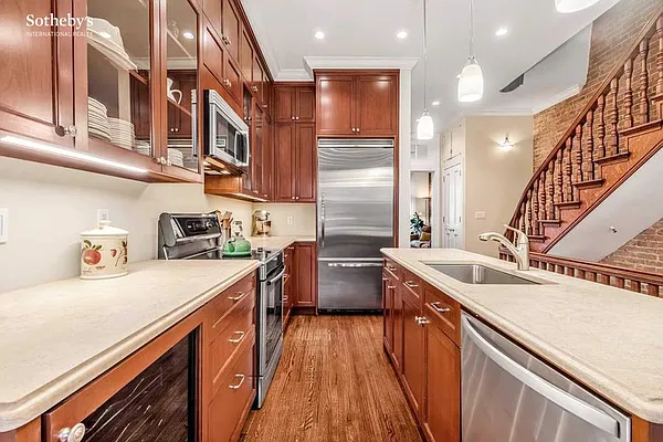 Sold by Sotheby's International Realty | media 18