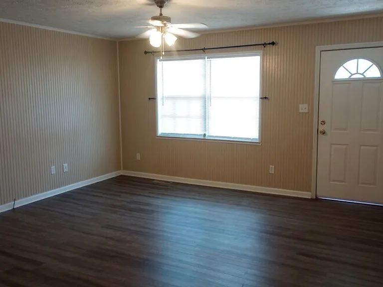 1029 Rowe St — Photo 5