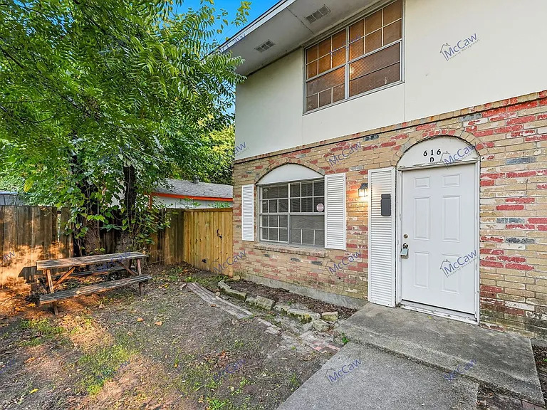 616 Moore St #D — Photo 3