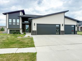 1812 W Briarwood Cir, Brookings, SD 57006