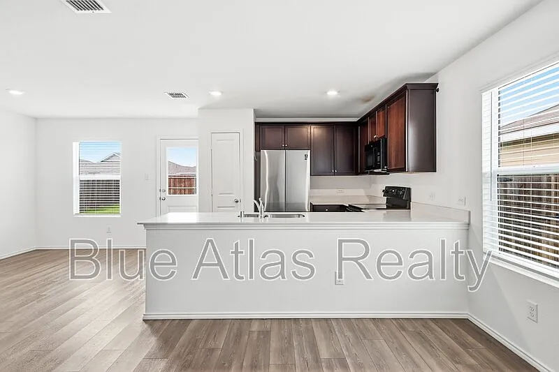 3 bed, 2.0 bath, 1260 sqft, $1,795 — Photo 4
