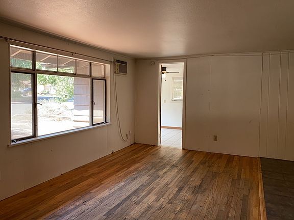 3rd image of 1140 W Myrtle St