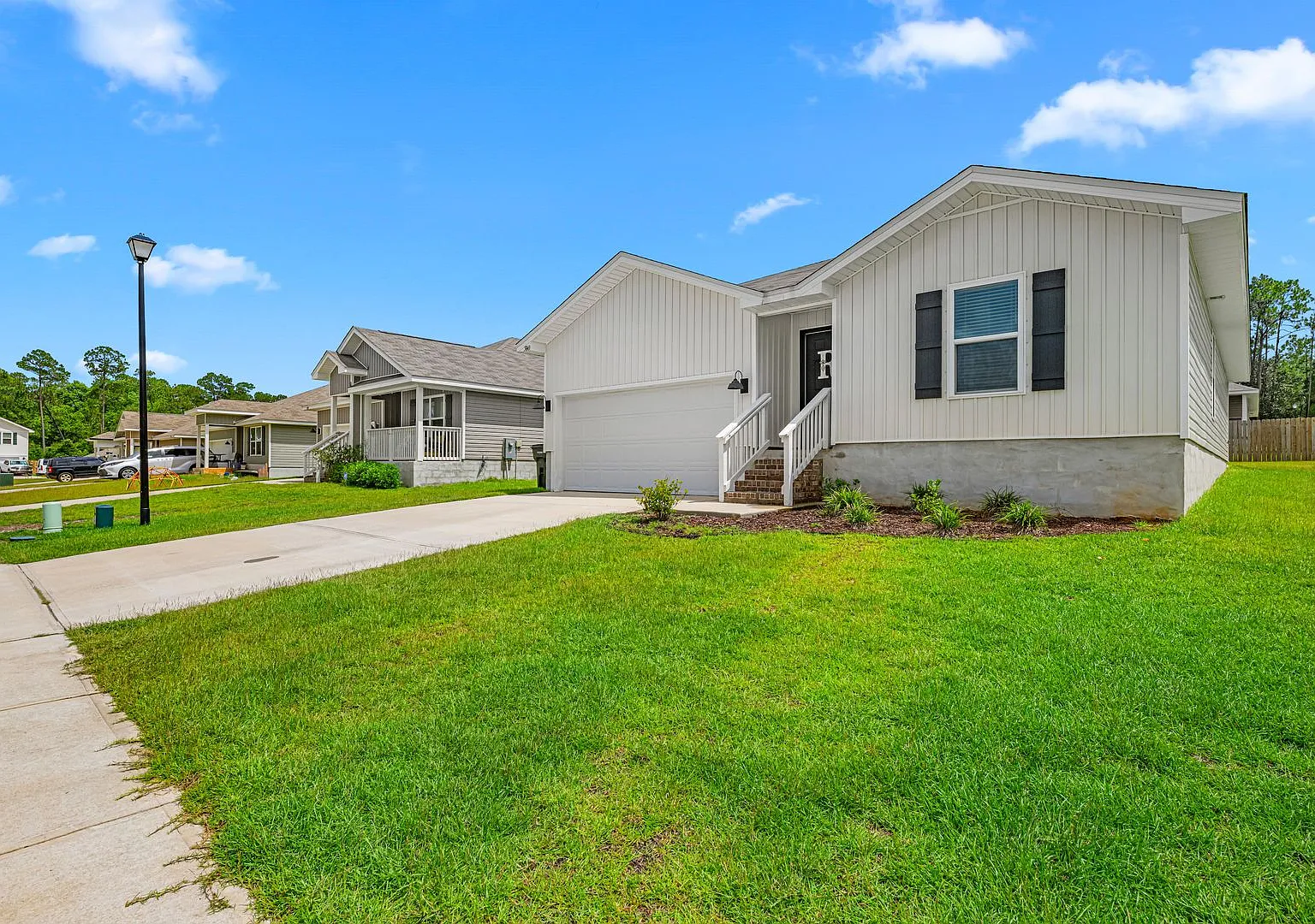 Four bedroom, 2023 built home in pristine condition! — Photo 3