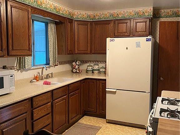 4th image of 131 Jasmine Ave