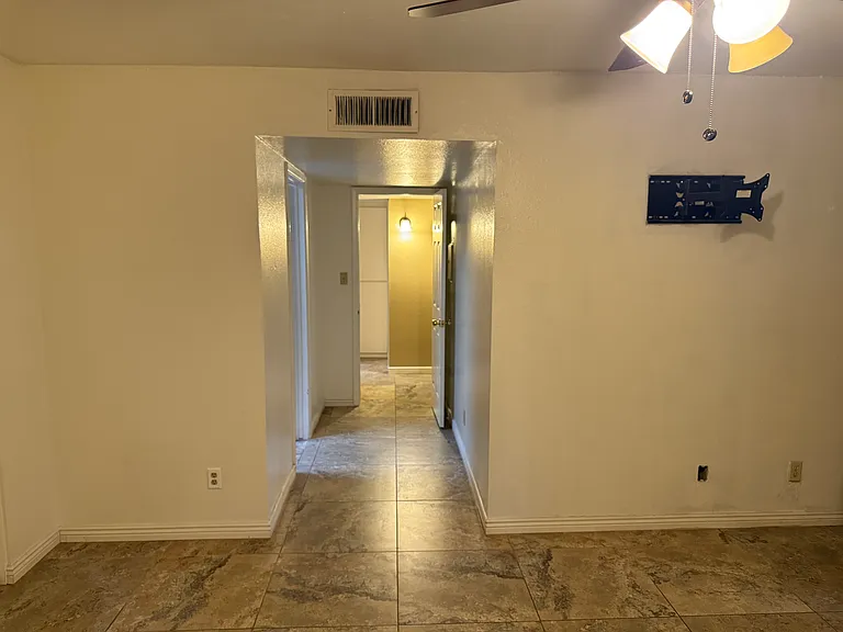 1865 E Kirkland Ln — Photo 2