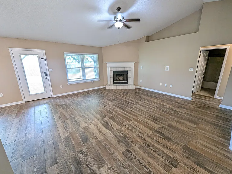 2409 Juneau Ln — Photo 2