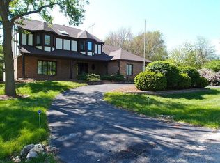 550 Beacon Dr, Lake Barrington, IL 60010