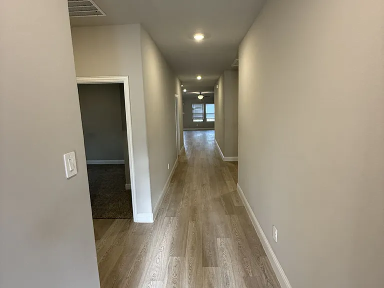 702 Williams Way — Photo 2
