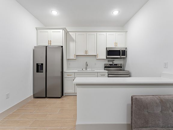 4th image of 947 Gillingham Ct