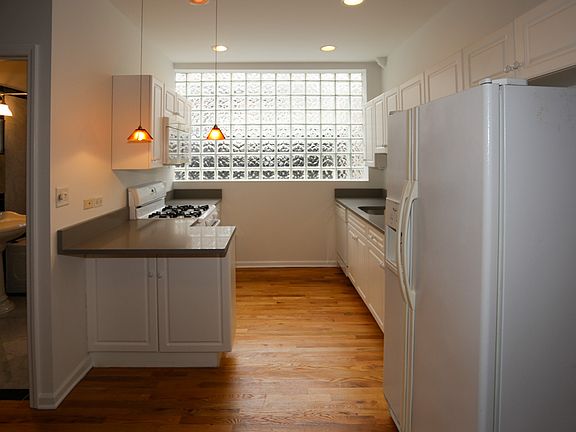 2nd image of 1116 N Hermitage Ave APT 1R