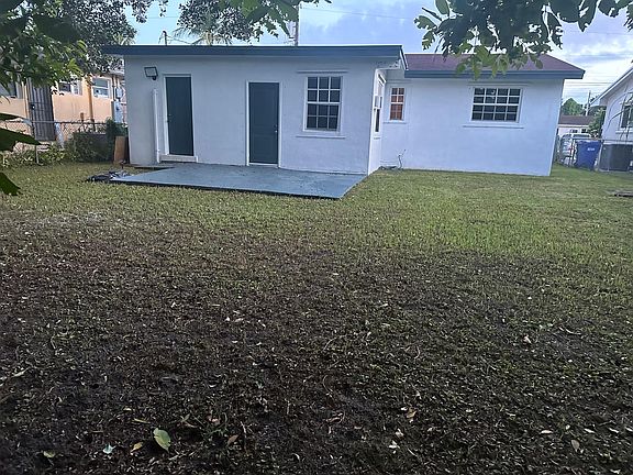 4th image of 370 NE 170th St