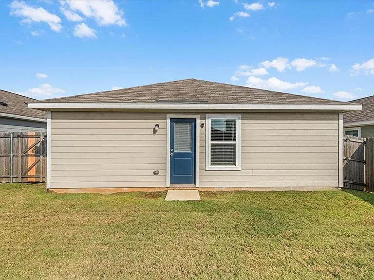 1412 Silver Oak Ln — Photo 3