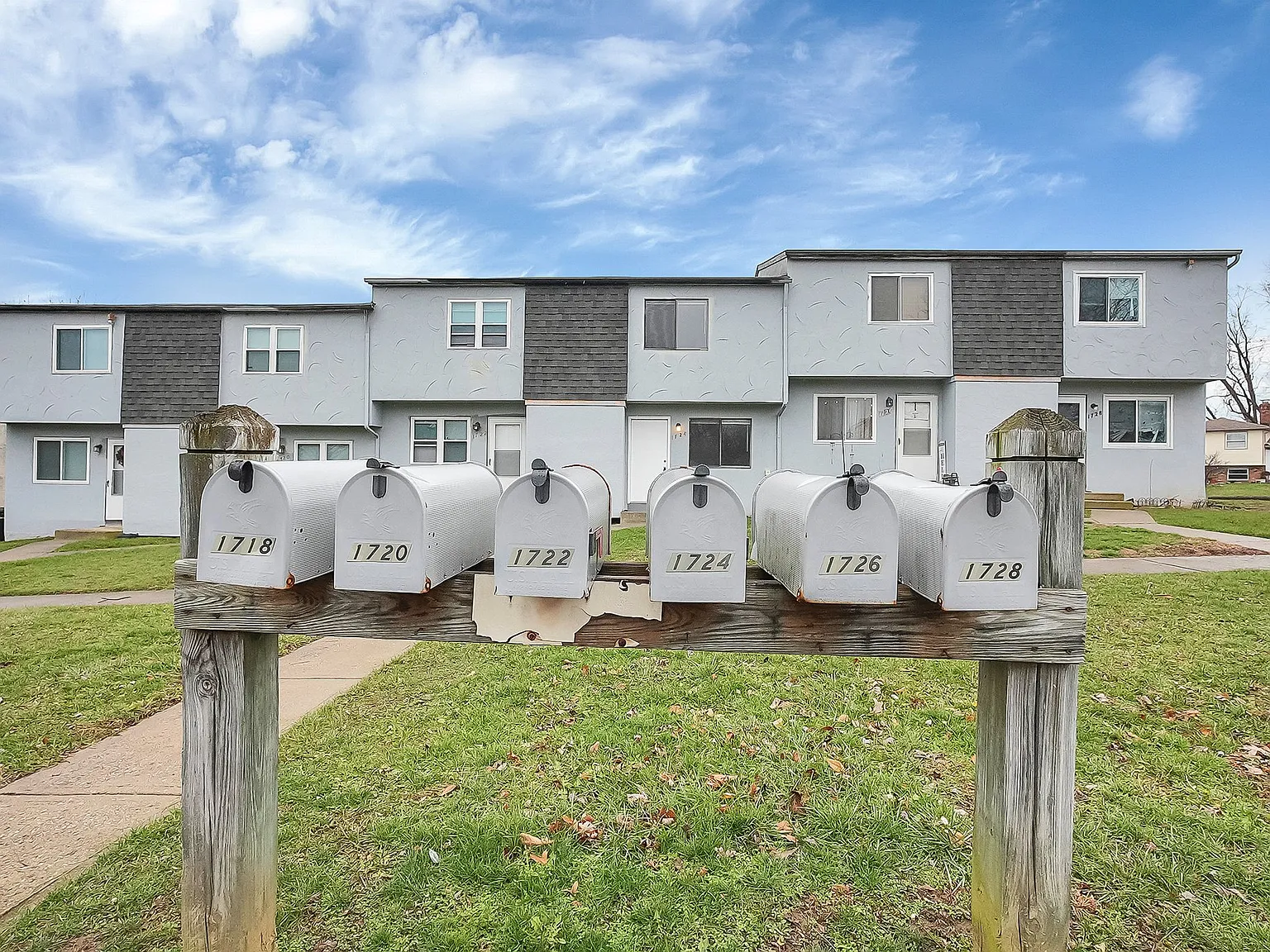 Riverbend Rd Apts - 1726 — Photo 1