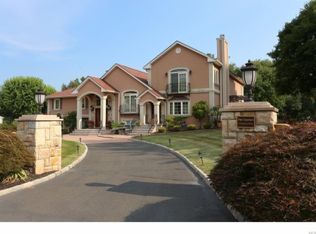 11 Seymour Dr, New City, NY 10956