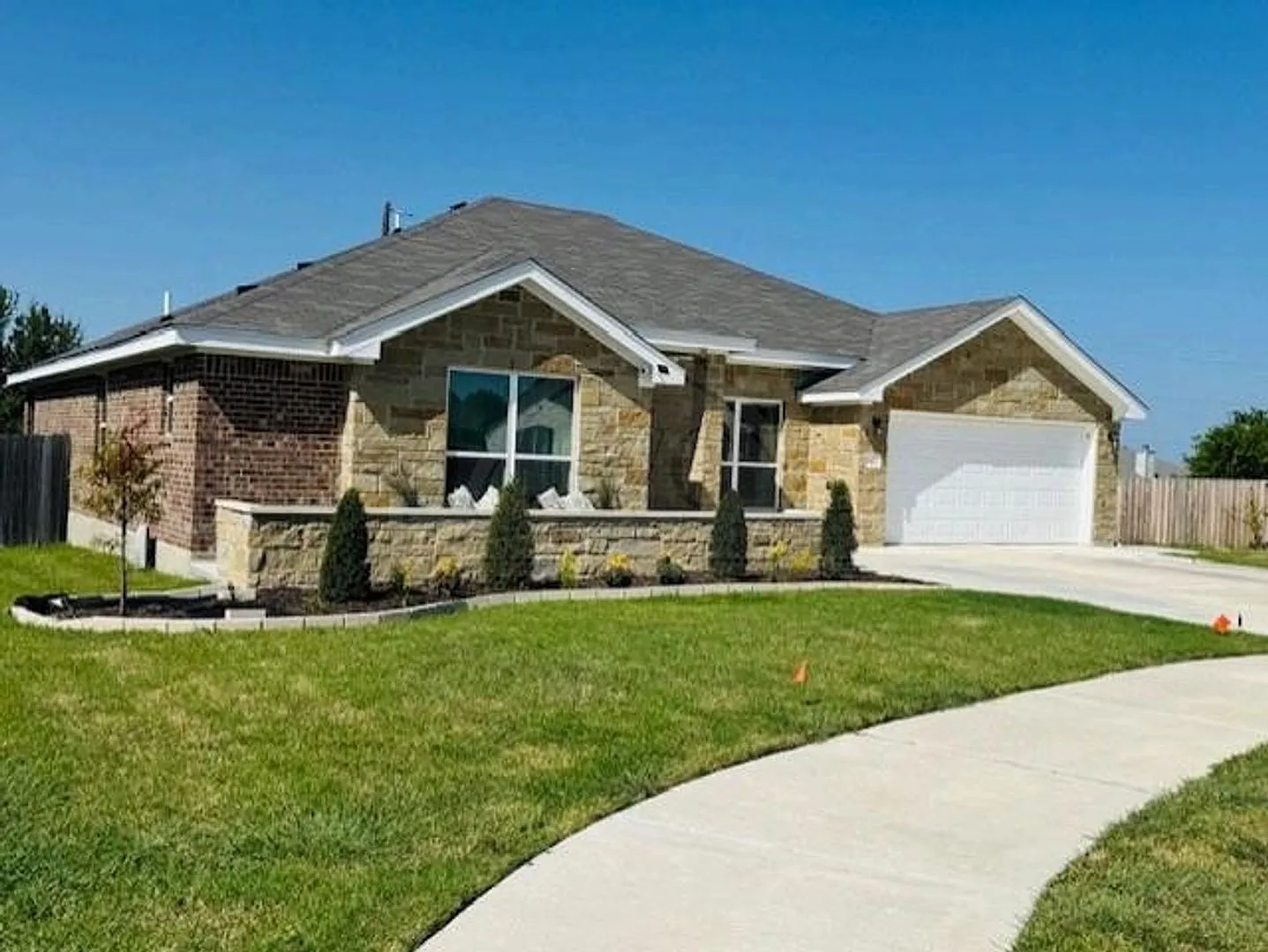 Modern 3-Bedroom Home — Photo 1