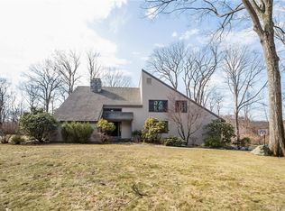 27 General Waterbury Ln, Stamford, CT 06902
