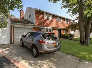 623 Nimrod Ct, North Babylon, NY 11703