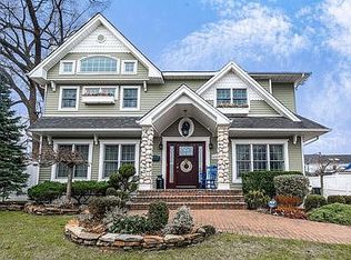829 Doughty Ave, Franklin Square, NY 11010